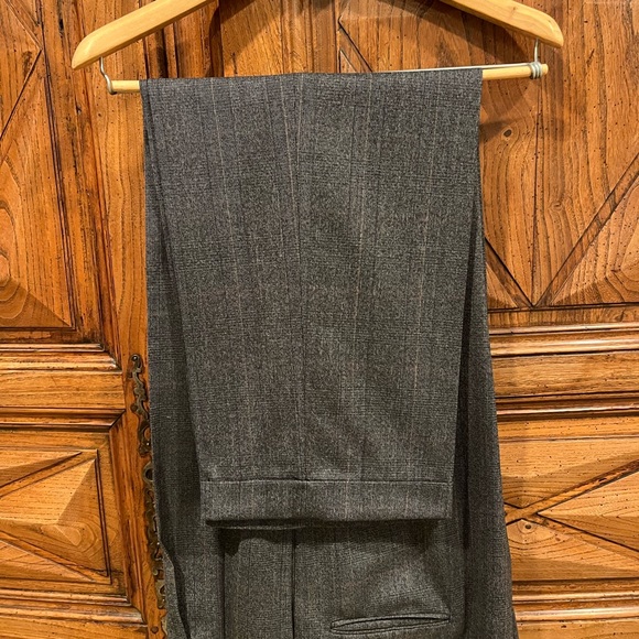 Men's classic Joesph Abboud wool blend suit from Garys of Newport Beach. - Picture 6 of 10